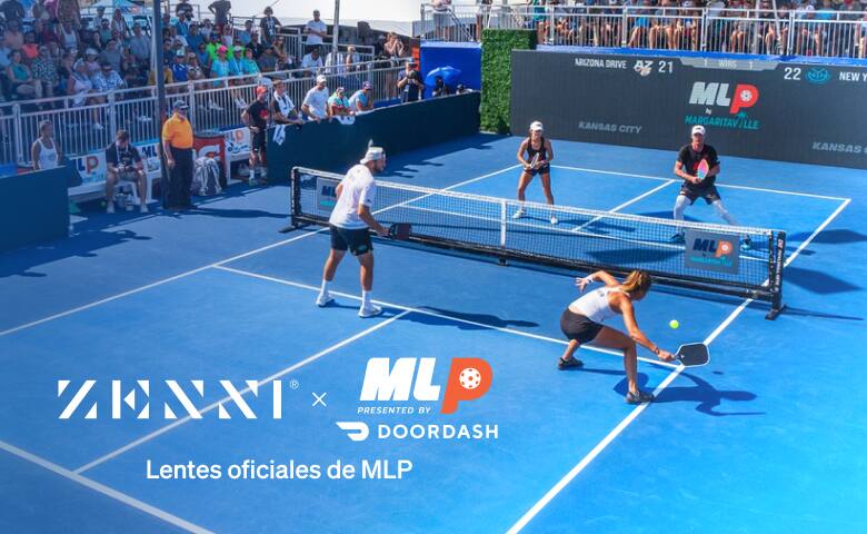 El logo de Zenni y el logo de las Grandes Ligas de Pickleball (MLP by Margaritaville) sobre una imagen de 4 jugadores profesionales en una cancha azul de pickleball.