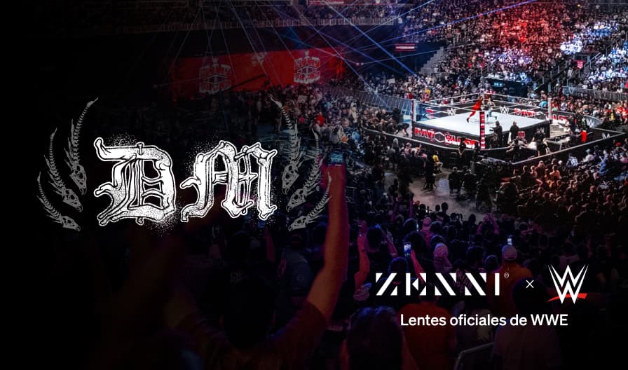 El logotipo de Dominik Mysterio (letras blancas y esqueletizadas DM con formas de alas esqueletizadas a cada lado), sobre una imagen de fondo de una gran multitud viendo un combate de lucha libre en directo.