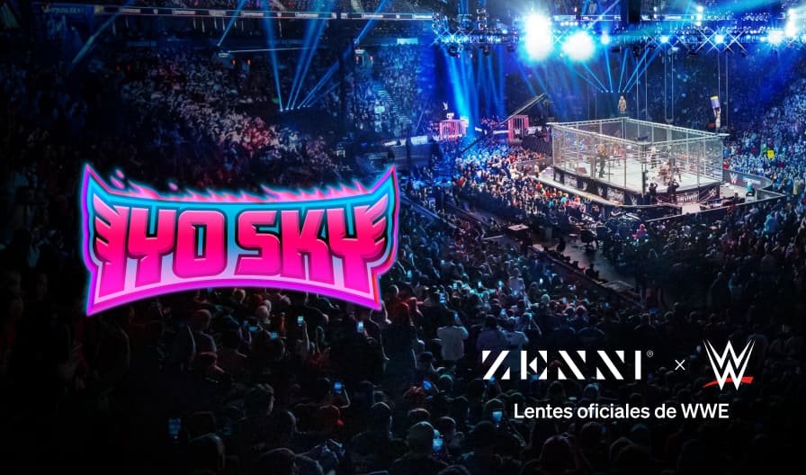 El logotipo de Iyo Sky (letras moradas estilo caricatura dentro de un borde llameante), sobre una imagen de fondo de una gran multitud viendo un combate de lucha libre en tiempo real que se celebra en un escenario dentro de una gran jaula.
