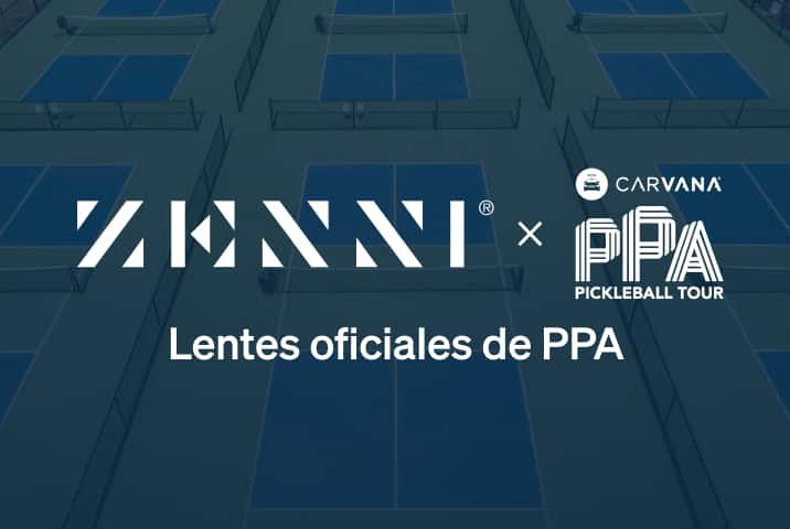 El logotipo de Zenni y el logotipo del PPA Tour (las letras PPA en una fuente estilizada grande, sobre las palabras Pickleball Tour, con el logotipo de Carvana Tour Sponsor en la parte superior) sobre una imagen de una arena de pickleball con tres canchas azules.