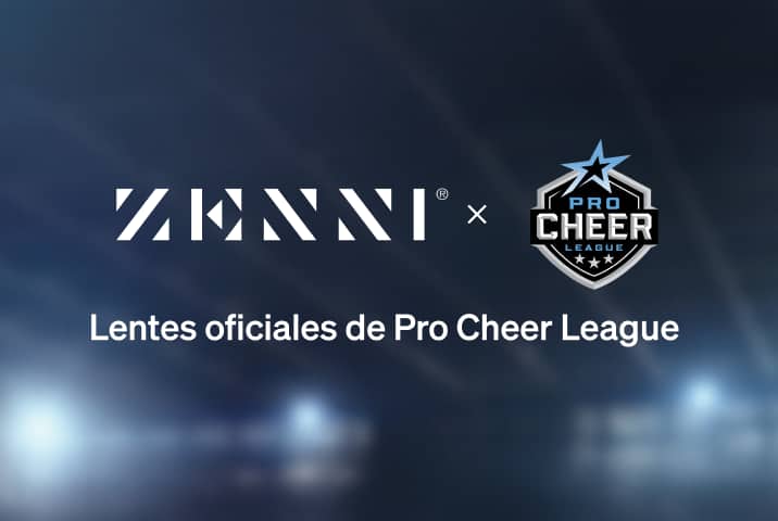 El logotipo de Zenni y el logotipo de la Pro Cheer League (las palabras Pro Cheer League en una fuente atlética estilizada, dentro de un escudo con una estrella grande en la parte superior y tres estrellas pequeñas en la parte inferior) sobre una imagen difuminada del techo de un estadio deportivo.