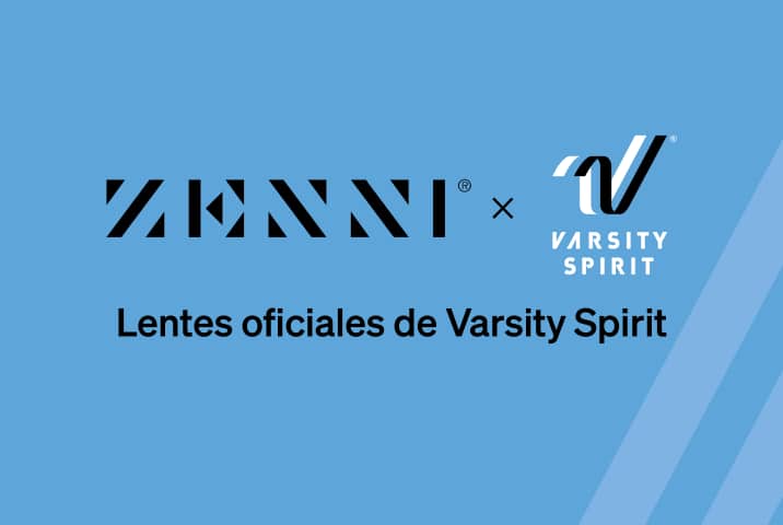 El logo de Zenni y el logo de Varsity Spirit (las palabras Varsity Spirit en blanco, debajo de una V estilizada en negro superpuesta a una V estilizada en blanco) sobre un fondo azul con dos franjas diagonales azul claro a la derecha.