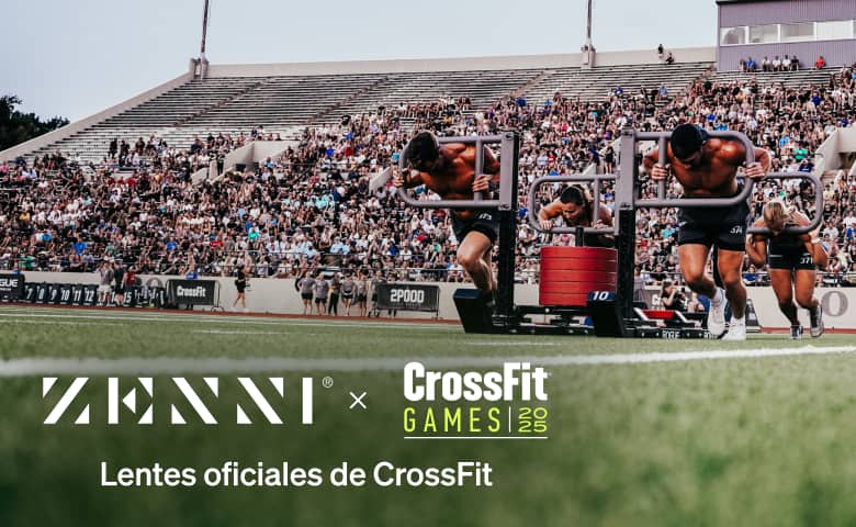 Los atletas compiten en un evento de empuje de trineo de pesas en un estadio lleno durante los Juegos de CrossFit, con Zenni como patrocinador oficial de lentes.