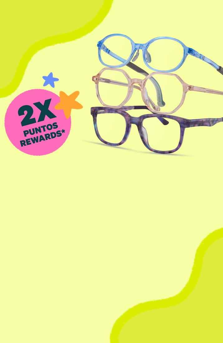 Tres pares de lentes infantiles de colores apilados sobre un fondo amarillo claro, junto a un distintivo rosa que muestra "2X POINTS*" decorado con estrellas.