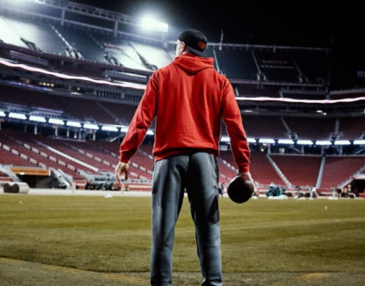 George Kittle is using his Blokz blue light sunglasses on the football field to protect his eyes from the strong LED lights.