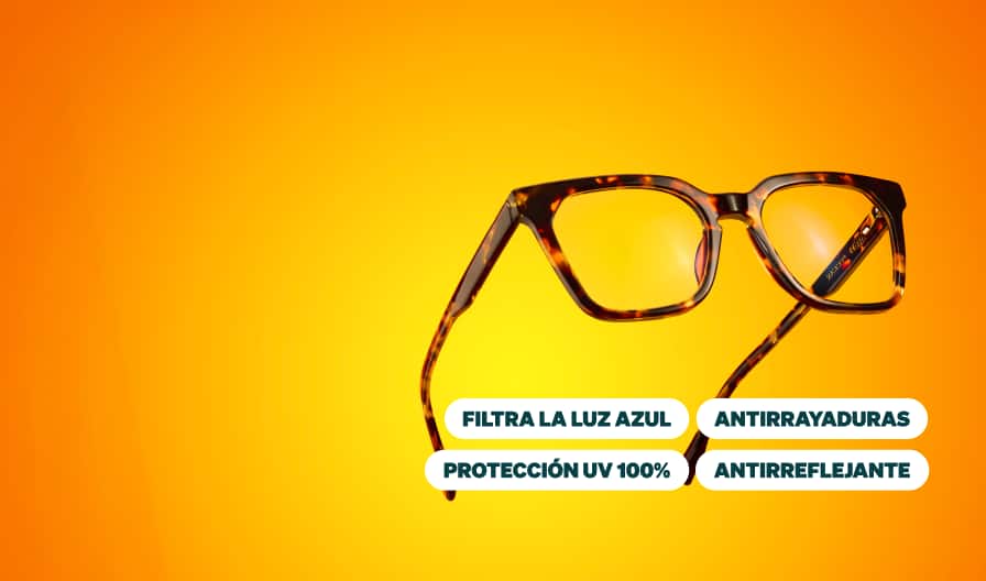 Un par de lentes carey con marcos cuadrada y lentes con tinte amarillo se posicionan sobre un fondo vibrante de degradado naranja. Cuatro burbujas blancas de texto resaltan las características de los lentes: filtros contra la luz azul, protección UV 100%, antiarañazos y Antirreflejante.