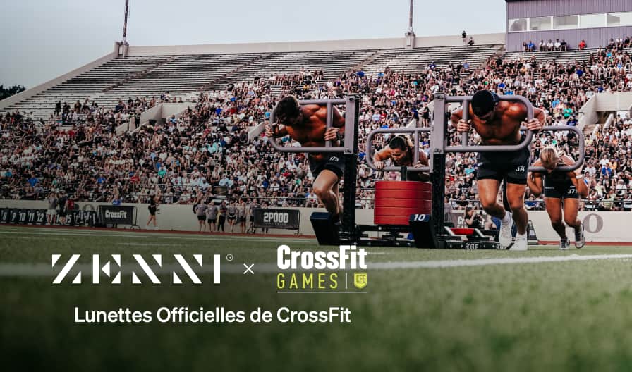 Le logo Zenni et le logo CrossFit (texte blanc sur texte jaune et l'emblème CFG) sur une photo d'athlètes CrossFit en compétition lors d'un exercice de traction de poids sur un terrain de gazon, dans un stade rempli de spectateurs.