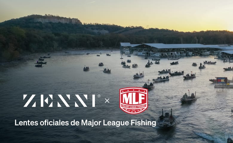 El logo de Zenni y el logo de la Major League Fishing (MLF con diseño de escudo) sobre una foto de un pequeño puerto lleno de barcos de pesca.