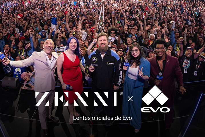 El logo de Zenni y el logo de Evo, con su icono de pirámide de tres cuadrados, superpuestos sobre una imagen de varios presentadores frente a una gran multitud de fans animando en una competición profesional de juegos de video.