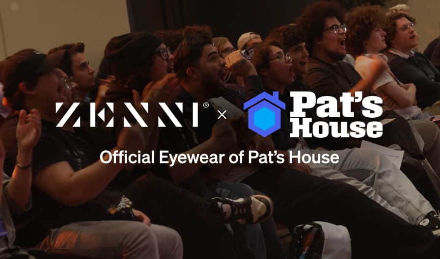 Una pancarta promocional con una multitud animando en un evento con el logo de Zenni y el logo de Pat's House, acompañado del texto 'lentes oficiales de Pat's House'.
