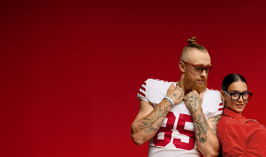 George Kittle usando lentes de sol Zenni de la colección Kittles con marco rojo y Claire Kittle usando lentes negros cuadrados marca Zenni, sobre un fondo rojo.