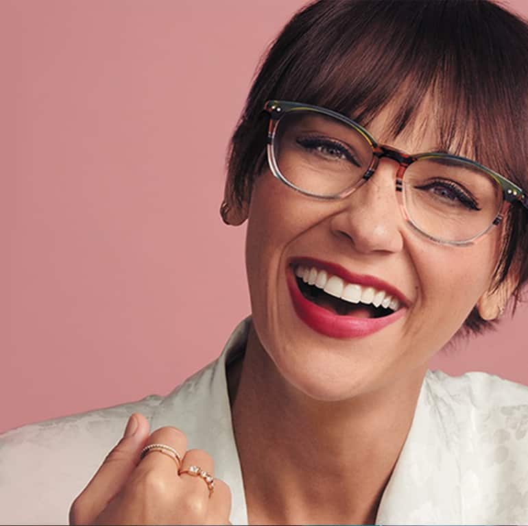Actress Rashida Jones wears multi-colored acetate square glasses #4438529 in forest.