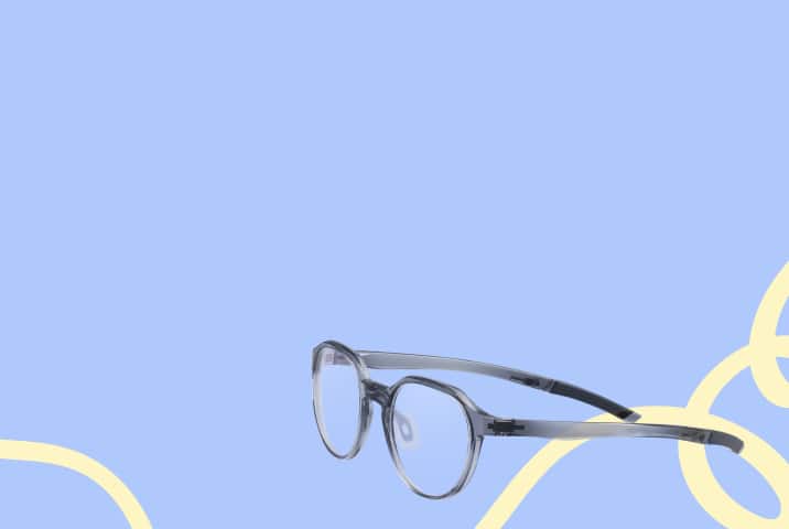 Lunettes de sport rondes en gris translucide inclinées sur fond bleu clair avec des lignes bouclées jaune pastel.