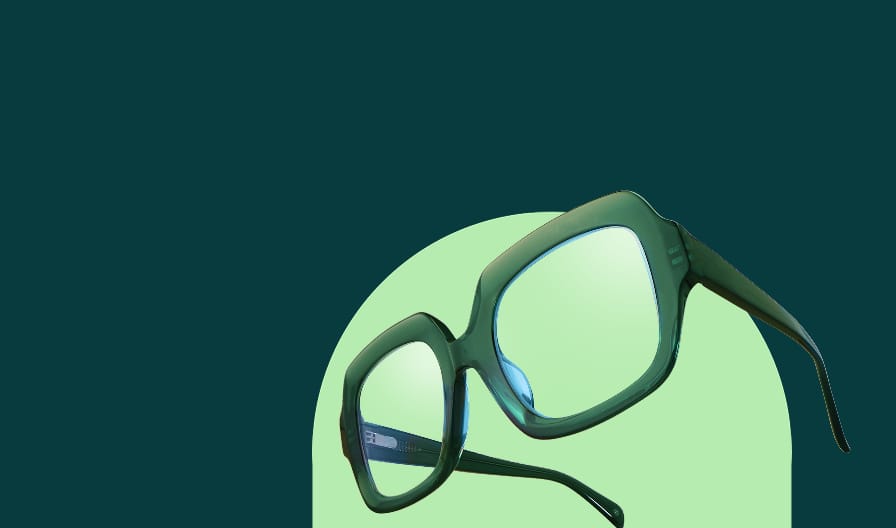 Lentes cuadrados en verde oscuro translúcido en ángulo frente a un fondo circular verde claro sobre un fondo verde azulado oscuro.