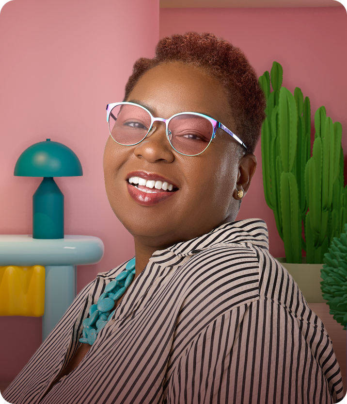 Persona sonriente con Lentes Zenni en una habitación rosa con una decoración colorida.