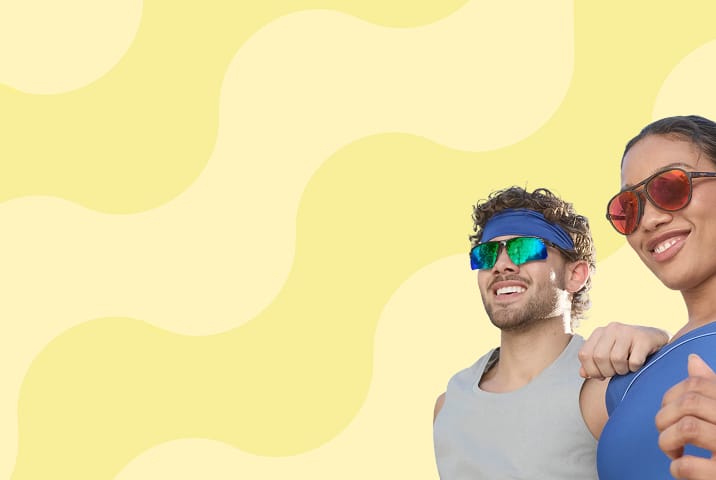 Un hombre lleva Lentes de Sol deportivas Zenni de estilo envolvente y una mujer lleva Lentes de Sol de aviador con carey. Fondo de rayas onduladas amarillas.