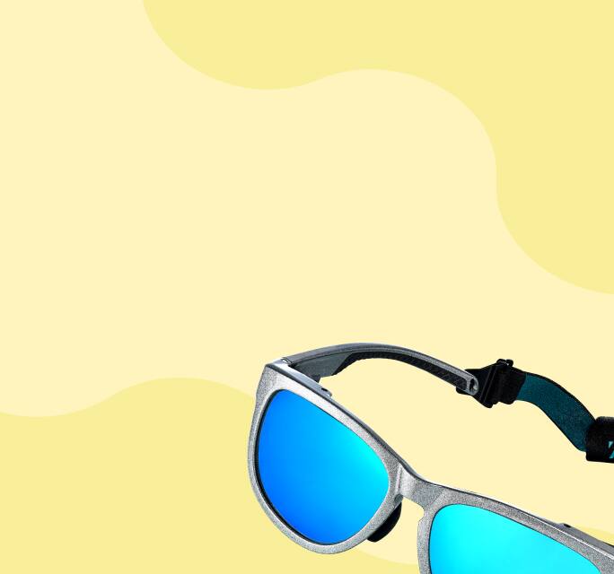Lentes de sol acuáticos cuadrados grises con protectores laterales, correa removible y lentes polarizadas azules.