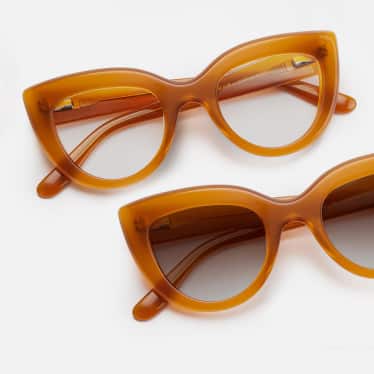 Image de 2 paires de lunettes orange dans la collection Zenni x Cynthia Rowley Eyewear.