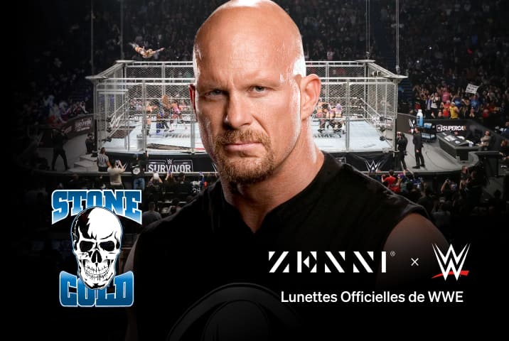 Le logo de Stone Cold (lettrage bleu avec contour blanc au-dessus et en dessous de l'image d'un crâne) sur un gros plan de Stone Cold, devant une image d'arrière-plan montrant une foule nombreuse assistant à un combat de catch en direct sur une scène à l'intérieur d'une grande cage.