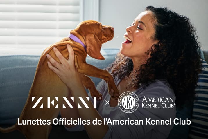 Les logos Zenni et American Kennel Club (les lettres AKC dans un cercle blanc entourées du texte American Kennel Club) sur la photo d'une femme sur un canapé tenant un chiot marron.
