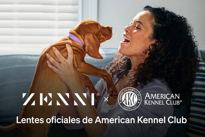 Los logotipos de Zenni y American Kennel Club (las letras AKC dentro de un círculo blanco rodeado por el texto American Kennel Club) sobre la imagen de una mujer en un sofá sosteniendo un cachorro café.