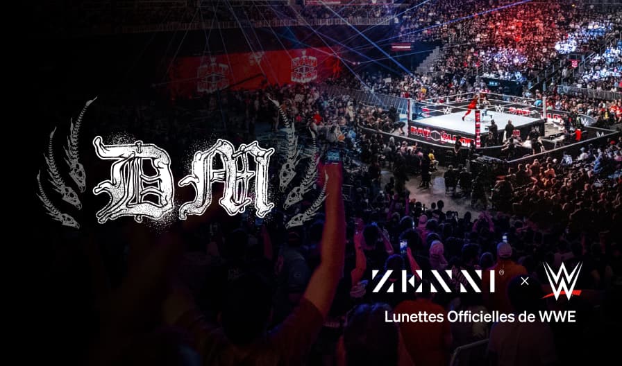 Le logo Dominik Mysterio (lettres DM blanches et squelettiques avec des formes d’ailes squelettiques de chaque côté), sur une image d’arrière-plan d’une grande foule regardant un match de lutte en direct.