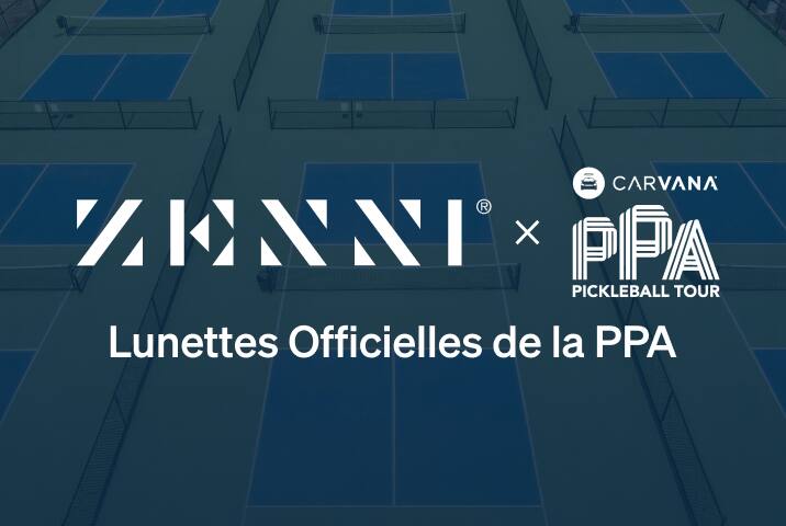 Le logo Zenni et le logo du PPA Tour (les lettres PPA en grande police stylisée, au-dessus des mots Pickleball Tour, avec le logo du commanditaire Carvana Tour en haut) sur une photo d'une arène de pickleball présentant trois courts de pickleball bleus.
