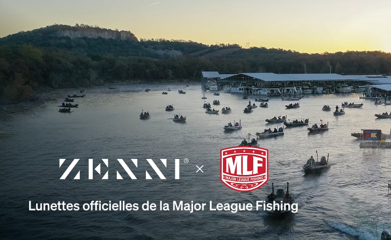 Le logo Zenni et le logo Major League Fishing (MLF dans un motif de bouclier) sur une photo d'un petit port rempli de bateaux de pêche.