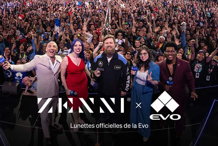 Le logo Zenni et le logo Evo, arborant son icône en forme de pyramide composée de trois carrés, superposés sur une image de plusieurs présentateurs devant une grande foule de fans en liesse lors d'une compétition professionnelle de jeux vidéo.