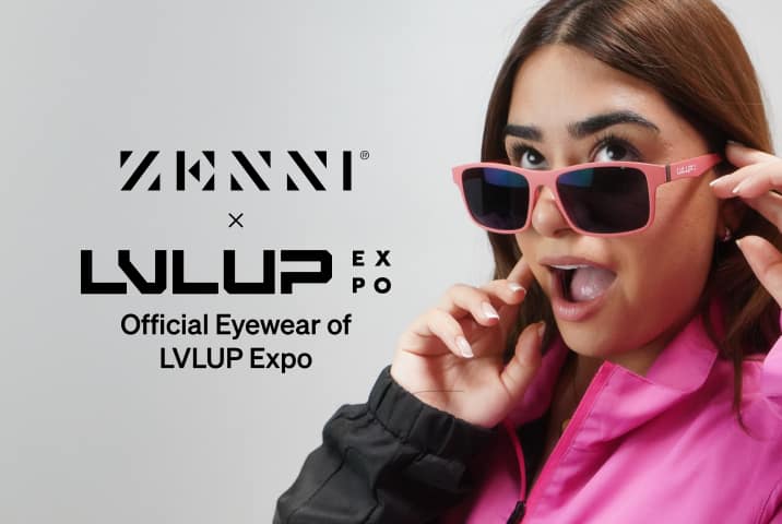 El logotipo de Zenni y el logotipo de LVLUP Expo (letras negras estilizadas), junto a una modelo que lleva una chaqueta rosa y unas gafas con montura rosa, sobre un fondo gris degradado.
