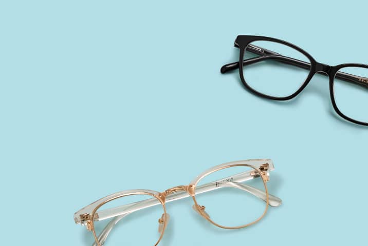 Lentes Zenni estilo 'browline' transparentes con dorado y lentes Zenni rectangulares negros, sobre un fondo azul claro.
