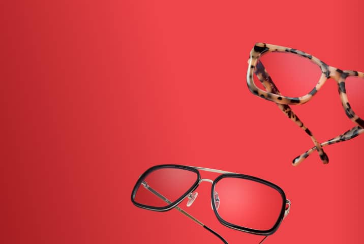 Lentes Zenni estilo aviador negros con plateado y lentes Zenni rectangulares de carey, sobre un fondo rojo.