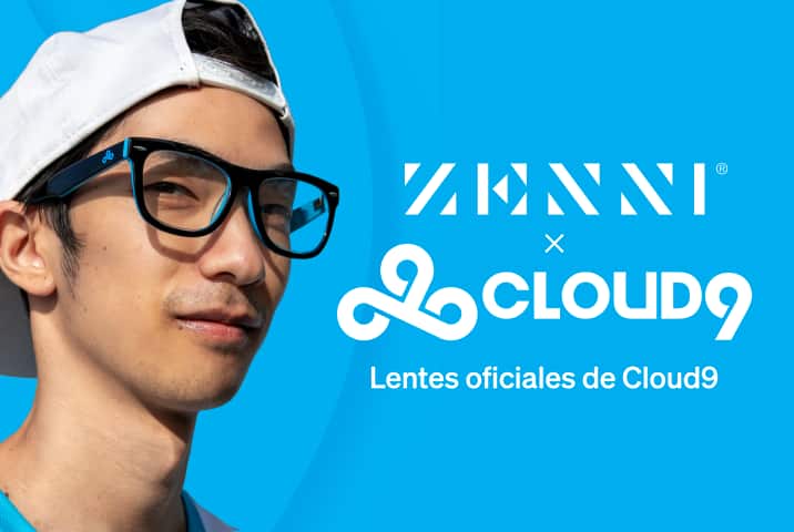 El logo de Zenni y el logo de Cloud9 (ícono de nube con triple 9 estilizado en blanco junto al nombre Cloud9) sobre un fondo azul claro con textura e imagen de un modelo masculino con gorra blanca al revés y unos lentes de la marca Cloud9.