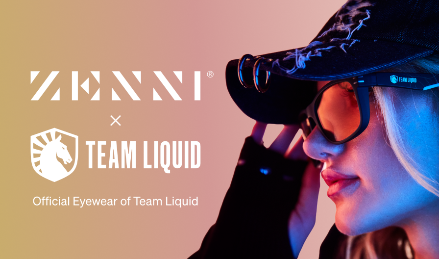 El logotipo de Zenni y el logotipo de Team Liquid (un escudo con una ilustración estilizada de un caballo), junto a una modelo que lleva gafas reflectantes y una gorra de béisbol, sobre un fondo degradado en tonos beige y melocotón.
