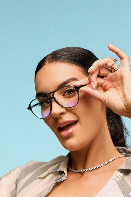 Lentes de aviador negros marca Zenni de la colección The Kittles usados por Claire Kittle, sobre un fondo azul turquesa.