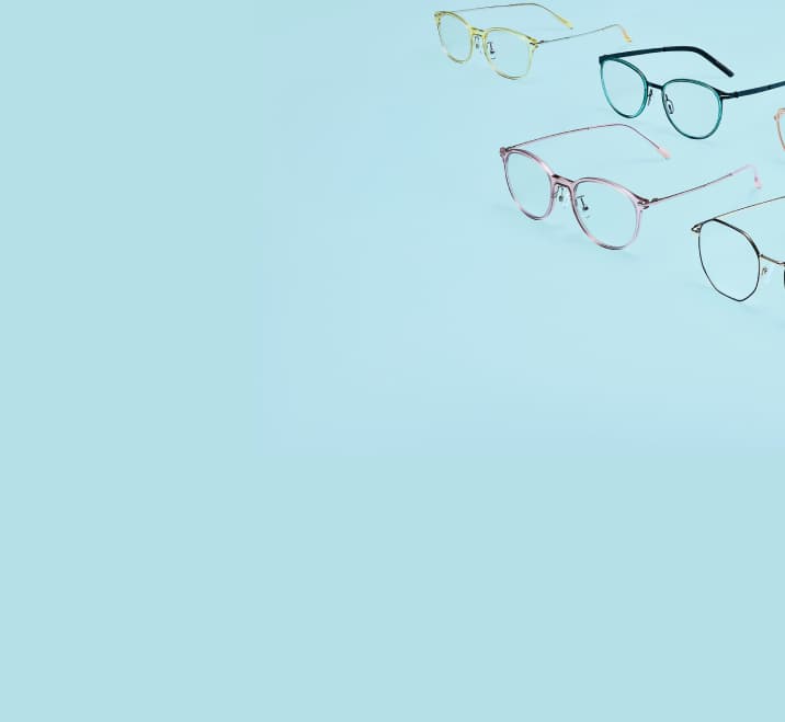 Una variedad de lentes ligeros con monturas delgadas y coloridas, que incluyen estilos rosa translúcido, verde azulado, amarillo y geométricos metálicos, organizados cuidadosamente sobre un fondo azul claro sólido con el logotipo de 'ZENNI FEATHERLITE' en la esquina inferior izquierda.