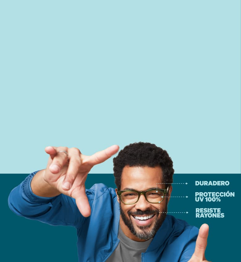 Un hombre de cabello corto y rizado y barba con lentes de lectura sonríe a la cámara. Él levanta las manos como si enmarcara un cuadro. A su lado, el texto dice 'Duradero', '100% protección UV' y 'Resistente a arañazos' con líneas que apuntan a sus lentes. El fondo es de un azul claro.