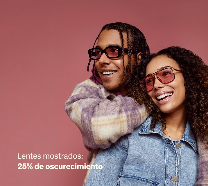 Hombre al aire libre usando lentes Zenni para la migraña para sensibilidad a la luz