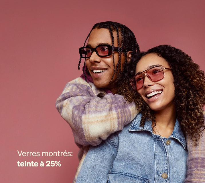Homme à l’extérieur portant des lunettes Zenni pour la migraine pour la sensibilité à la lumière